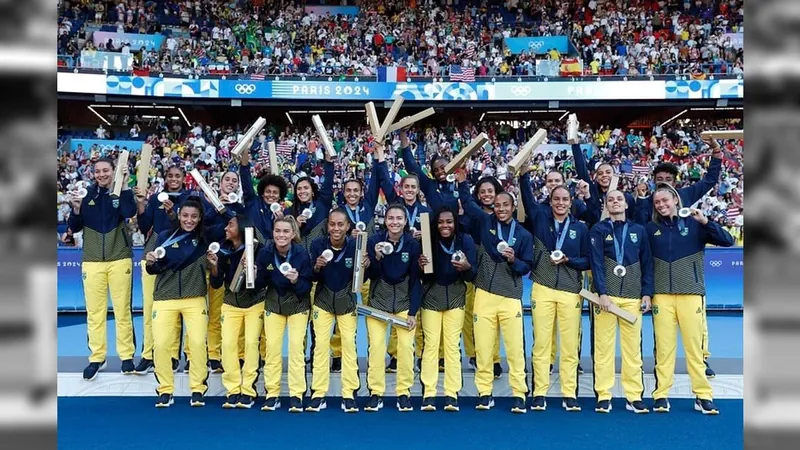 Seleção feminina de futebol sobe uma posição no ranking da Fifa após prata