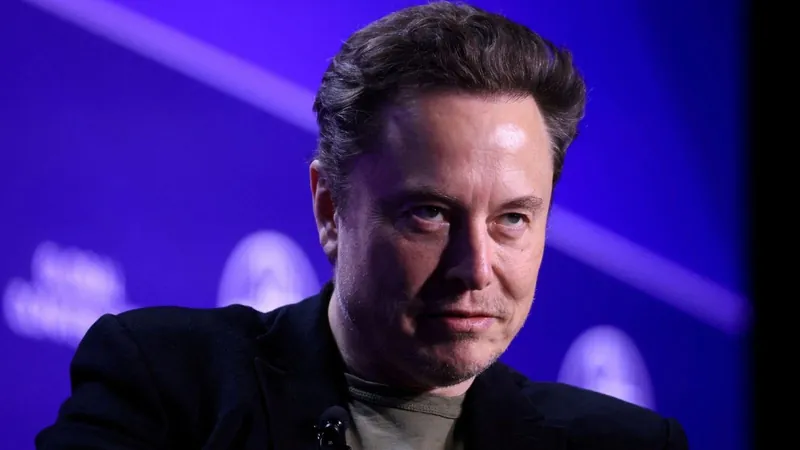 Elon Musk critica líder da extrema-direita do Reino Unido e pede mudança