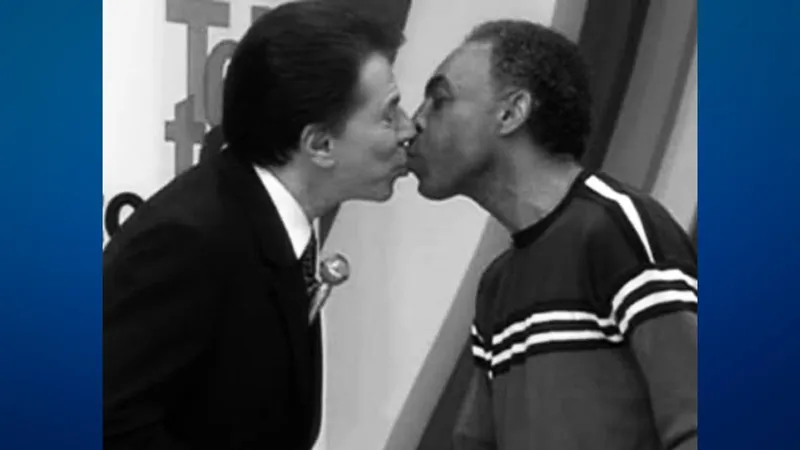 Gilberto Gil relembra selinho em Silvio Santos em homenagem