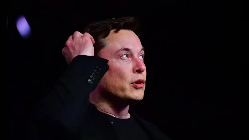 Elon Musk anuncia encerramento da rede social X no Brasil