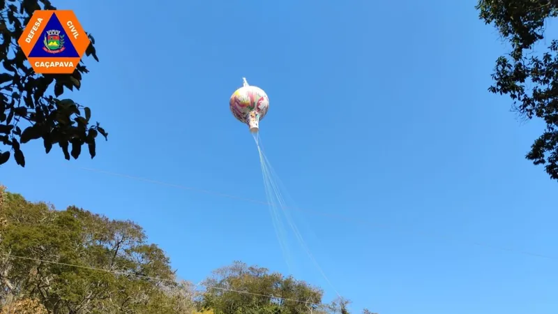 Balão sobrevoa São José dos Campos e cai em área de vegetação em Caçapava