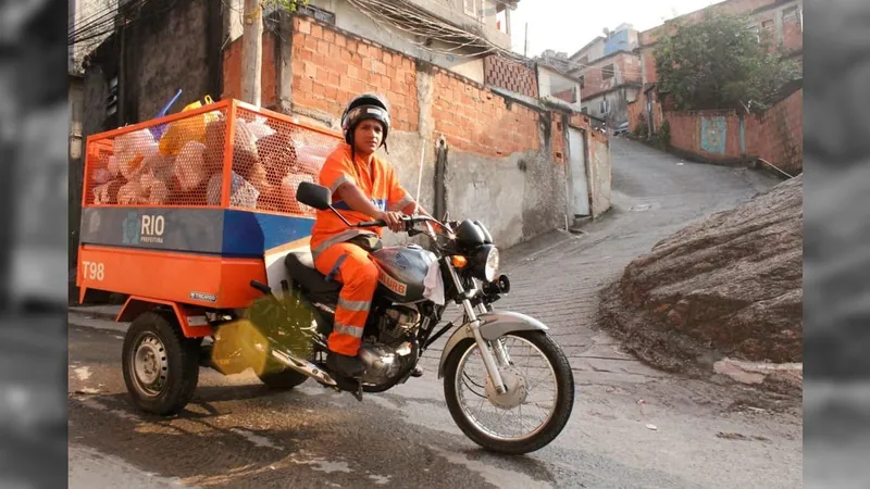 Comlurb passa a usar triciclos em sete comunidades do Rio para coleta de lixo