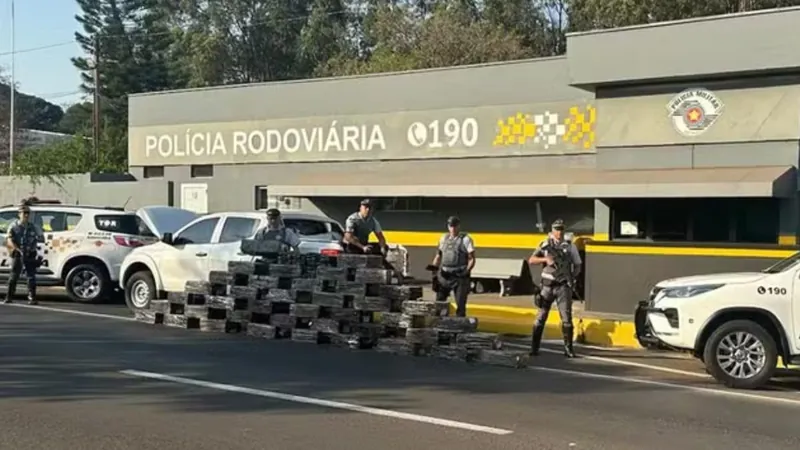 Caminhonete é apreendida com quase uma tonelada de maconha