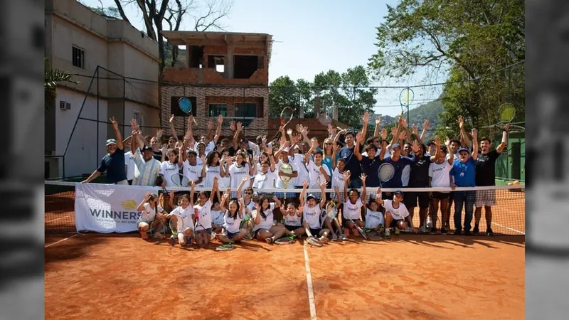 Rio Open entrega reforma de quadra na Rocinha