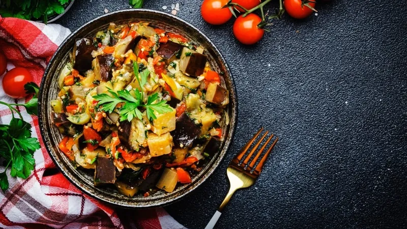 Macarrão à la caponata de berinjela: receita diferente tem molho com toque ácido