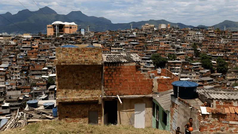 Bandidos proíbem moradores do Complexo do Alemão de usar celular próximo à bocas de fumo