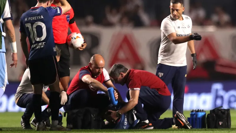 Jogador do Nacional-URU tem mal súbito e deixa Morumbi de ambulância