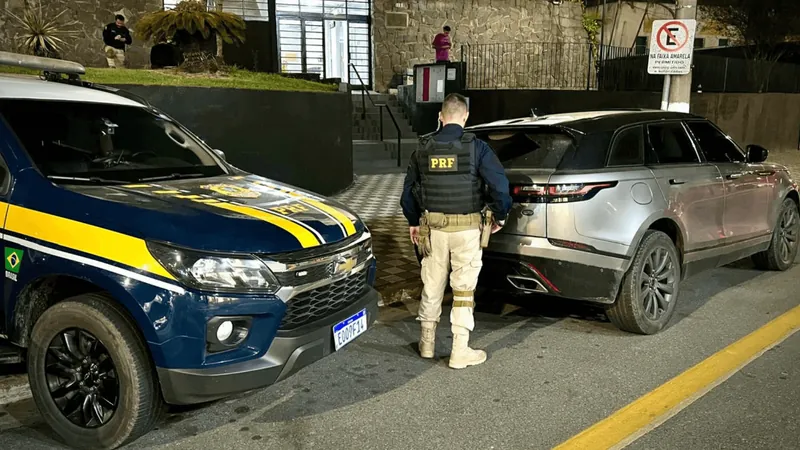 Veículo de luxo furtado na Bahia é recuperado pela PRF na Dutra em Jacareí