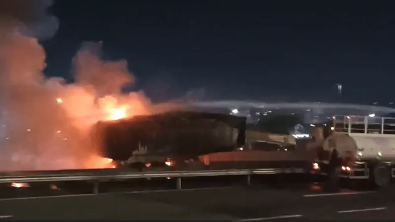 VÍDEO: Carreta pega fogo no km 149 da Dutra em São José dos Campos