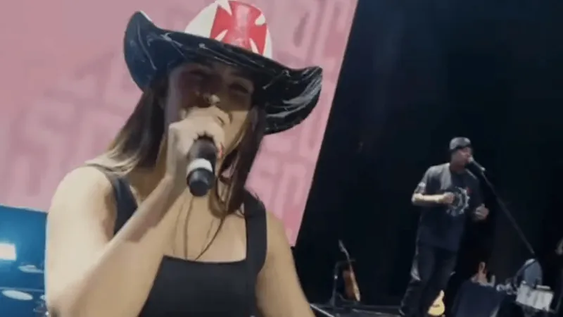 Vasco ganha versão do sucesso sertanejo "Evidências" em festa de aniversário; veja vídeo