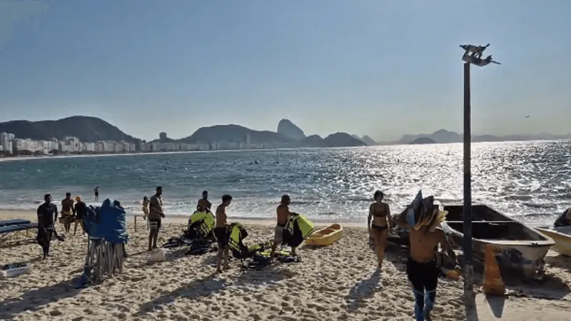 Após vento forte, pessoas que praticavam stand up paddle em Copacabana são arrastadas