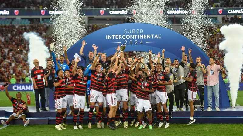 Flamengo vence Olympiacos e é campeão mundial sub-20 com Filipe Luís de técnico