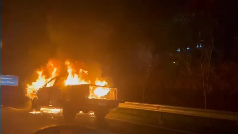 Carro é consumido pelo fogo e causa congestionamento na Rodovia Dom Pedro I, em Campinas