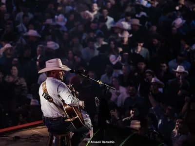 Cody Johnson faz show arrebatador na arena da Festa do Peão de Barretos