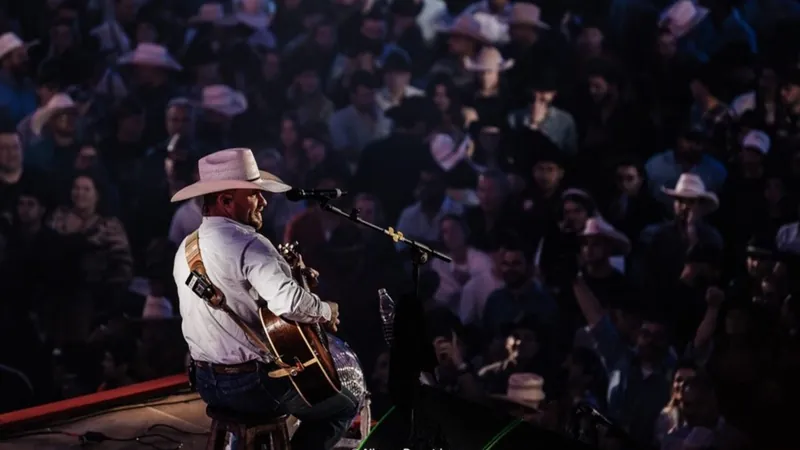 Cody Johnson faz show arrebatador na arena da Festa do Peão de Barretos