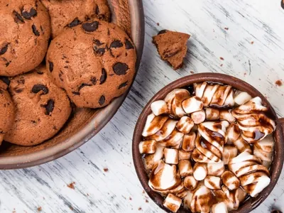 Cookie de s'mores: receita fácil com marshmellow e chocolate derrete na boca