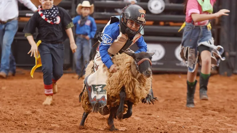 Luís Odair Batista Júnior é o campeão do rodeio em carneiros da 69ª Festa do Peão de Barretos