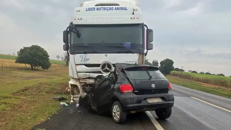 Batida entre caminhão e carro mata uma pessoa em Promissão