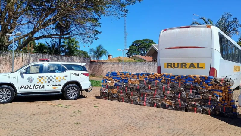 Polícia apreende uma tonelada de maconha dentro de ônibus em Palmital