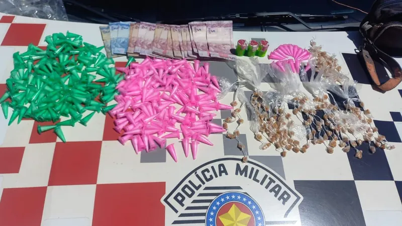 Polícia Militar prende homem com várias pedras de crack e porções de cocaína