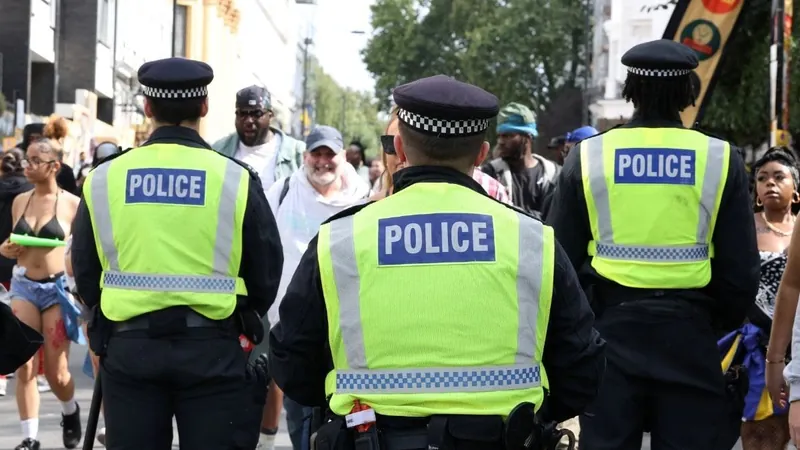 Oito pessoas são esfaqueadas durante Carnaval de Notting Hill, em Londres