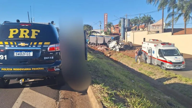 Caminhão carregado com couro tomba na BR-153 em Rio Preto