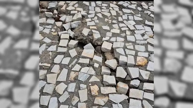 Após ressaca, calçadão na Barra da Tijuca corre risco de desmoronamento