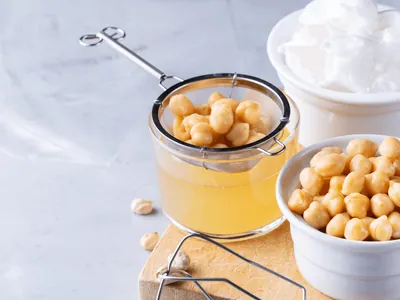 Aquafaba é opção para substituir o ovo em receitas veganas; aprenda a fazer