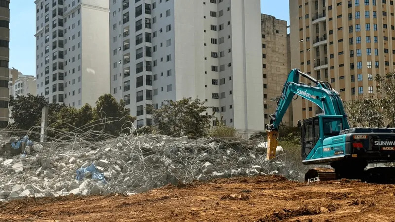 Construtora inicia retirada de entulhos após implosão de prédio em São José dos Campos