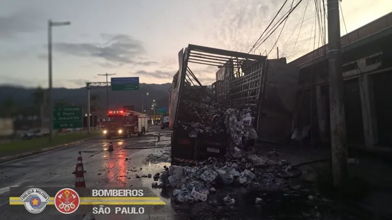 Incêndio em caminhão mobiliza Corpo de Bombeiros em Caraguatatuba