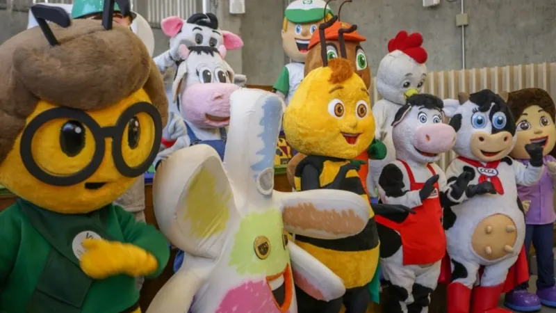 Mascotes de cooperativas gaúchas fazem carnaval fora de época na 47ª Expointer