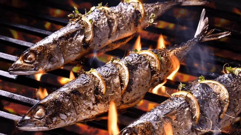 Vai fazer tainha na brasa? Chef Rodrigo Oliveira sugere dois acompanhamentos deliciosos