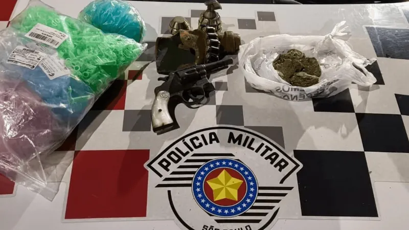 Homem é preso por porte ilegal de arma de fogo e tráfico de drogas em Queluz