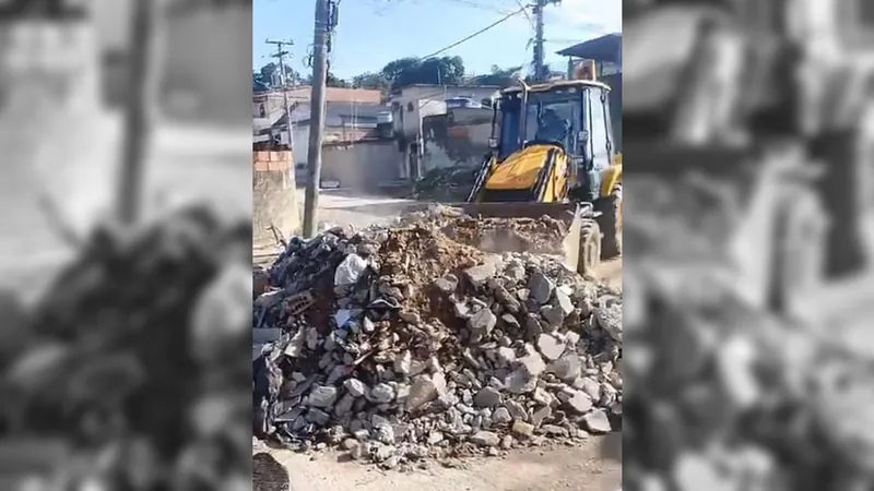 Polícia Militar retira cerca de 15 toneladas de barricadas no Complexo do Salgueiro