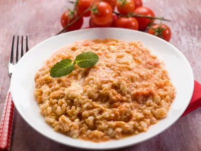 Risoto de tomate com queijo: aprenda receita simples e muito cremosa