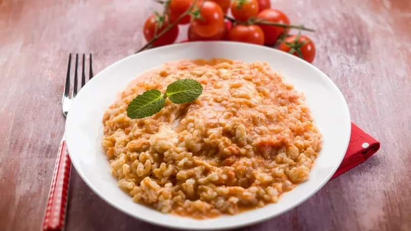 Risoto de tomate com queijo: aprenda receita simples e muito cremosa