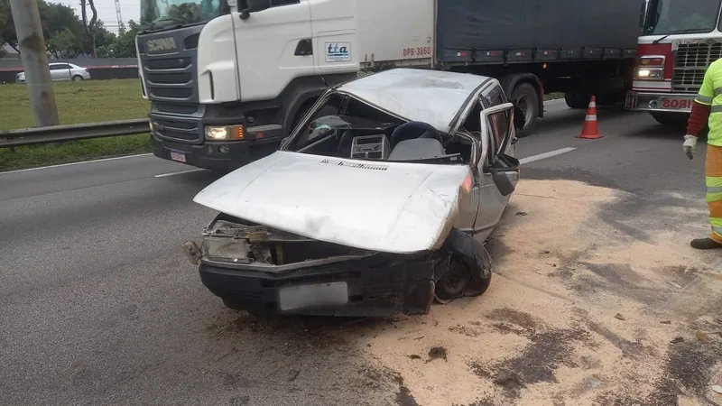 Quatro pessoas ficam feridas após carro capotar na Dutra, em São José dos Campos