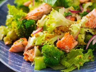 Salada com salmão desfiado: faça receita simples e suculenta para o jantar