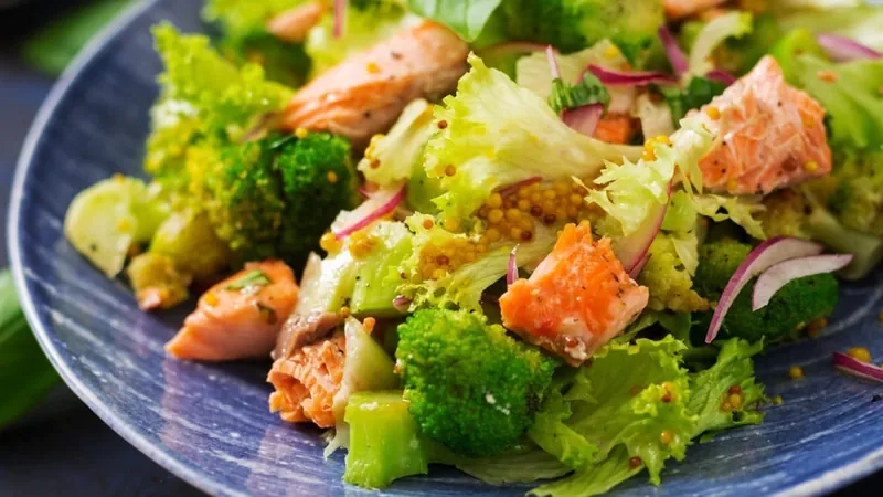 Salada com salmão desfiado: faça receita simples e suculenta para o jantar