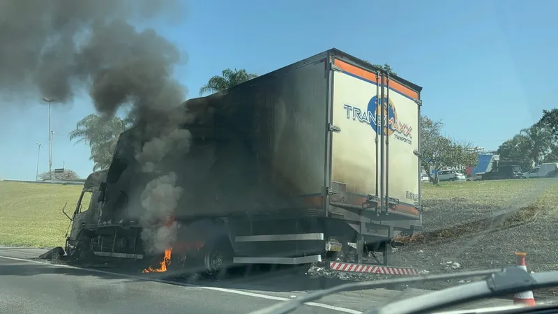 Caminhão pega fogo duas vezes na Dutra em Taubaté e causa lentidão, veja vídeo