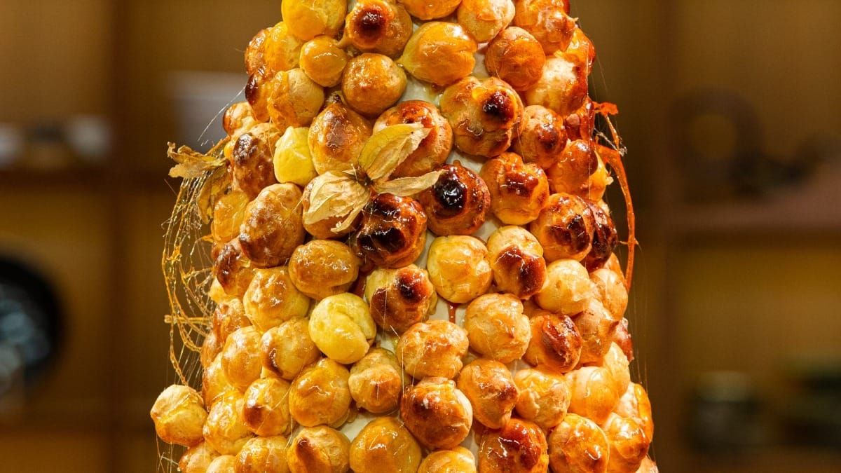 Croquembouche de choux com creme de confeiteiro e toque de laranja | Band Receitas