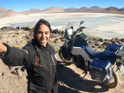 Influenciadora que viaja o mundo de moto relembra sufoco na estrada: "Peguei rajada de vento"