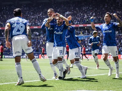 Cruzeiro derrota Atlético-GO, volta a vencer no Brasileirão e entra no G-6