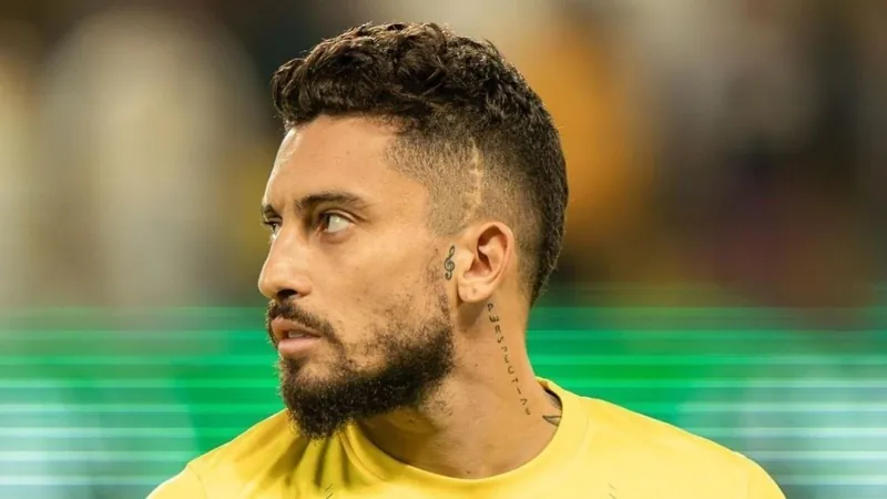 Alex Telles tem contrato rescindido com o Al Nassr e está livre no mercado