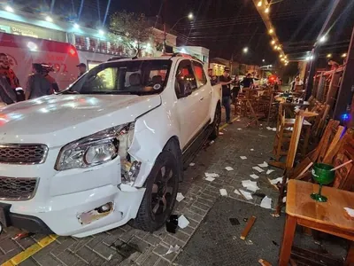 Pelo menos 12 pessoas ficam feridas por caminhonete que invadiu calçada de bar em Piracicaba