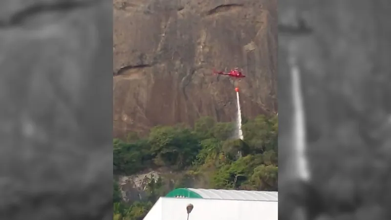 Corpo de Bombeiros utilizou helicóptero para conter incêndio no Morro do Pão de Açúcar