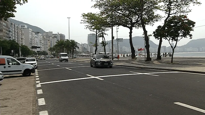 Avenida Atlântica passa a contar com faixas em alto relevo para redução de velocidade