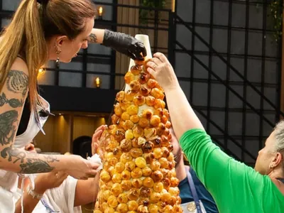 Torre de croquembouches do time azul desaba no MasterChef