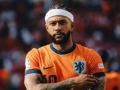 Técnico da Holanda comenta chegada de Depay ao futebol brasileiro: "Nível técnico forte"