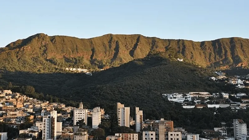 Caminhões da Empresa de Mineração Pau Branco Ltda, que opera na Serra do Curral são apreendidos